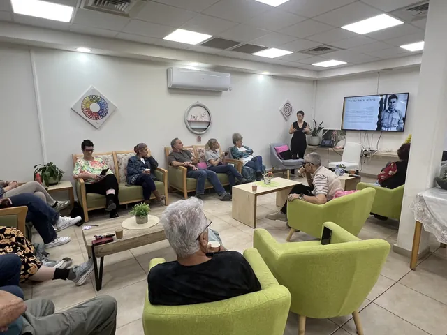 משתתפים יושבים יחד במפגש ספרותי