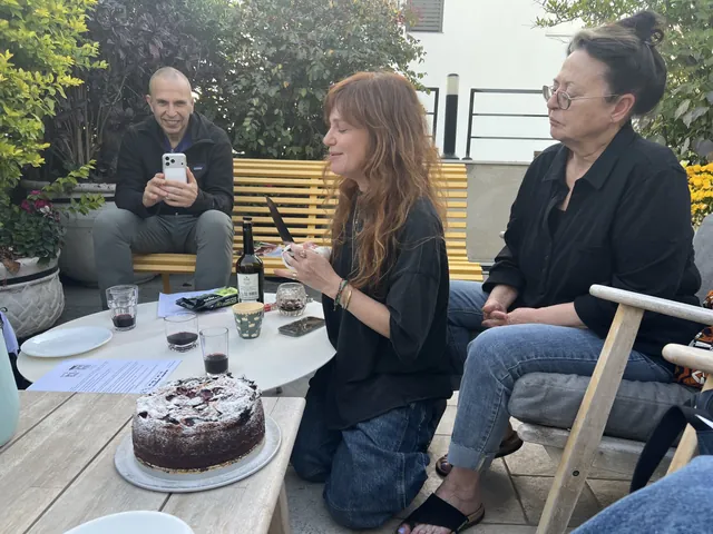 שיחה סביב השולחן בחצר