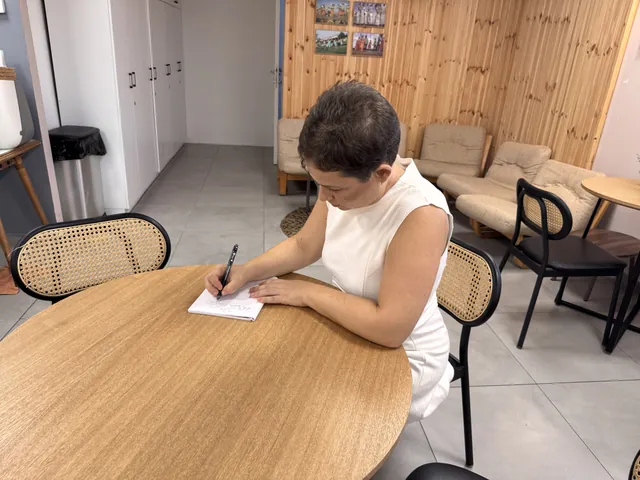 תמר כותבת ליד שולחן